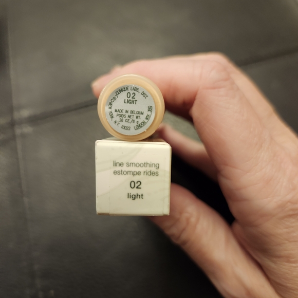 Clinique Line Smoothing Concealer In 02 Light - Picture 5 of 5